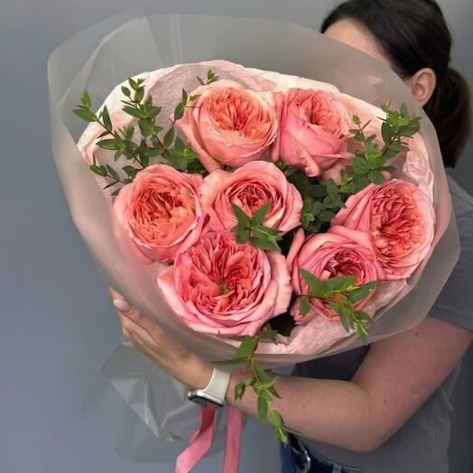 Mono ramo de rosas peonías y eucalipto