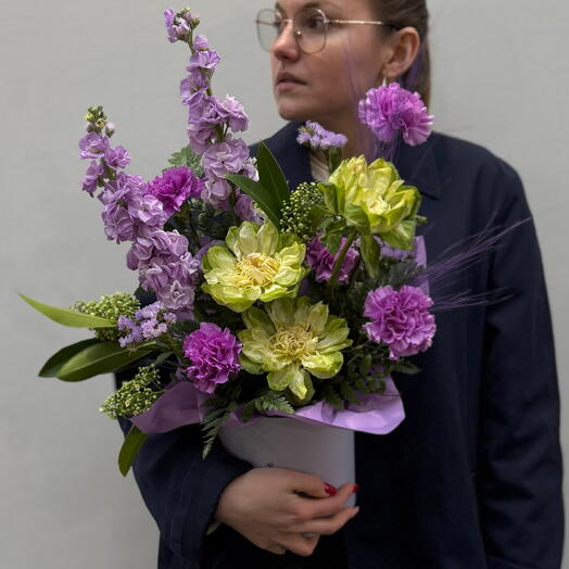 Цветы в коробке «Видели ночь» (маттиола, роза, диантус, скиммия, статица)