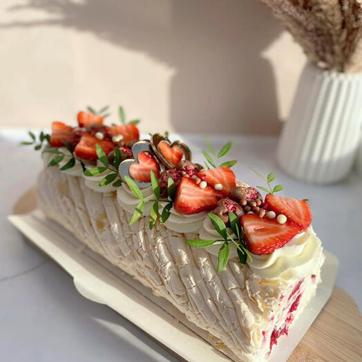 Меренговый рулет с клубникой