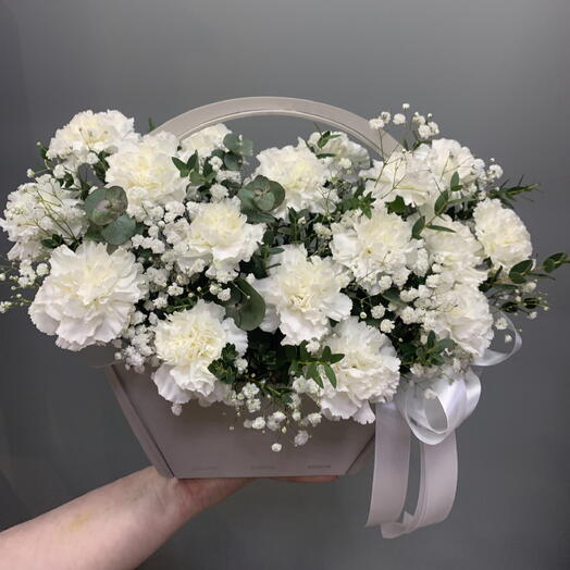 Композиция из белых гвоздик