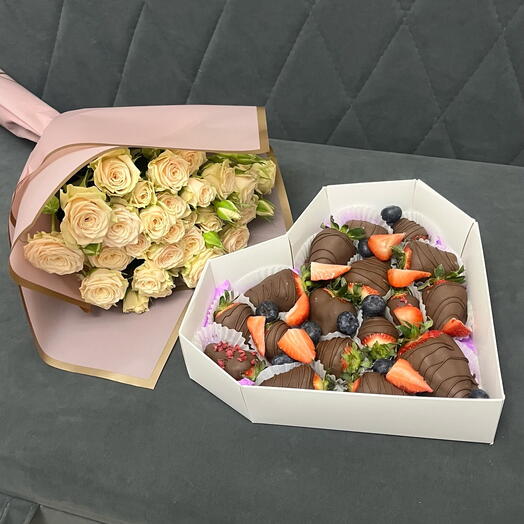 Кустовые розы с клубникой в шоколаде