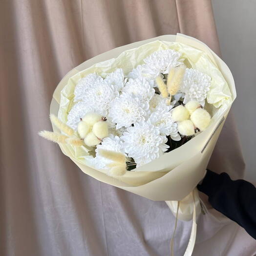 Букет из белых хризантем с хлопком и лагурусом  в упаковке