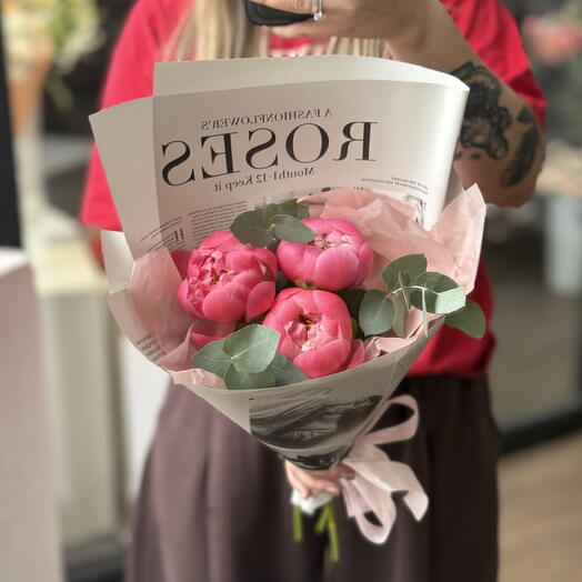 Букет из трех ароматных пионов Корал Шарм и эвкалипта PEONY54