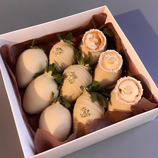 Chocolate-covered strawberries with Raffaello