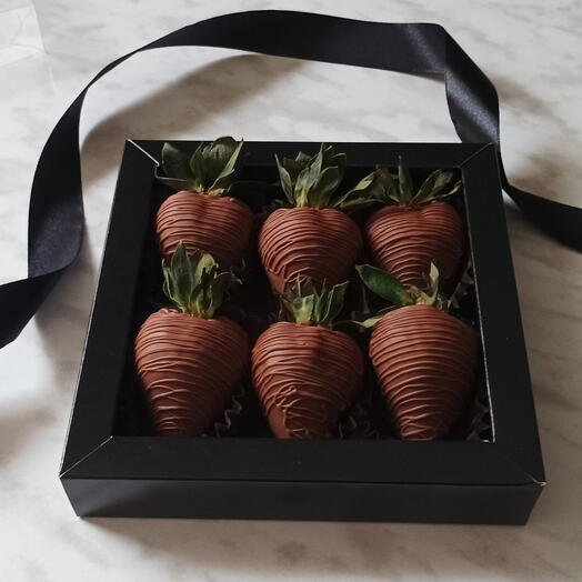Клубника в шоколаде чёрная коробка