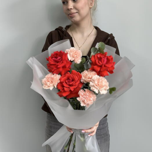 Яркий букет с французскими розами и диантусом S