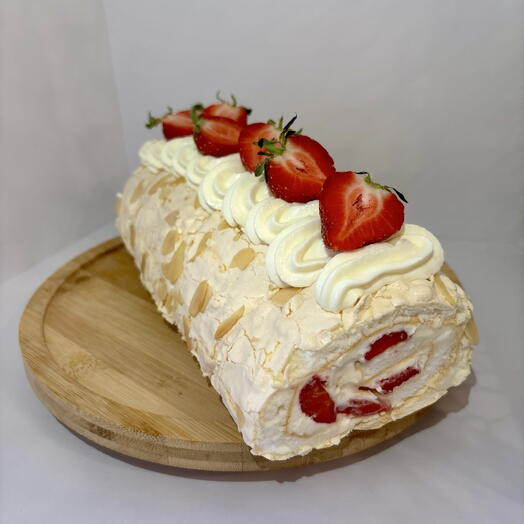 Меренговый рулет со свежей клубникой
