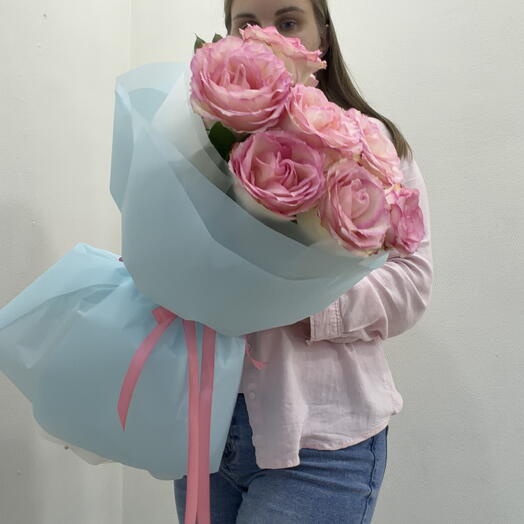 Розовые розы в голубой упаковке 🌸