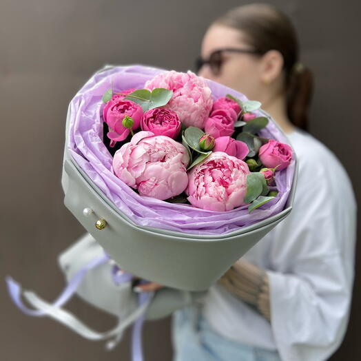 Букет пионы и пионовидная кустовая Роза
