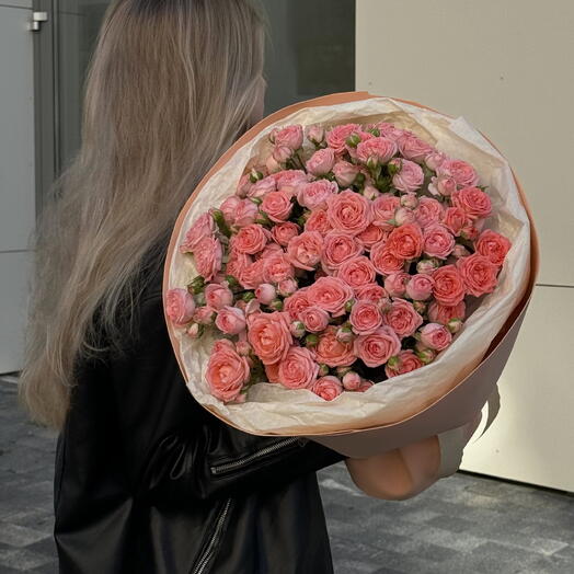 Букет из 17 кустовых роз сорта Фемке