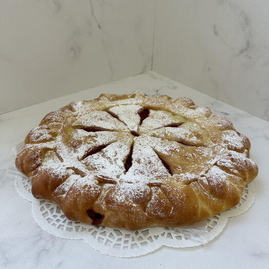 Сдобный пирог с клубникой