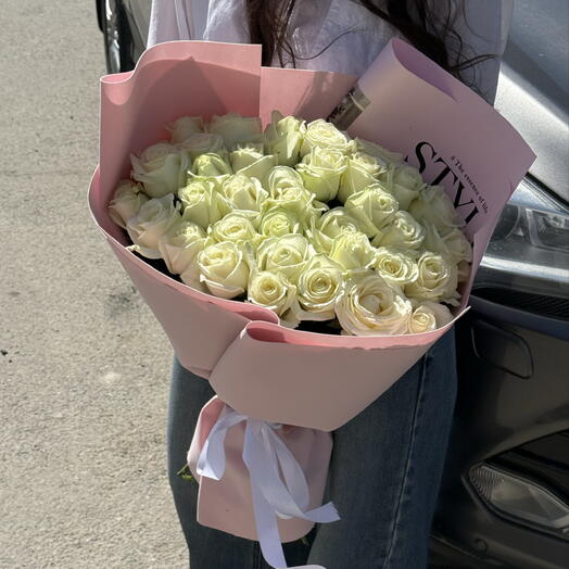 35 белых роз в розовом оформлении букет роз 🌸💘