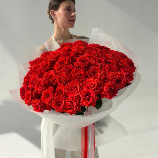 Букет из 55 ажурных алых роз