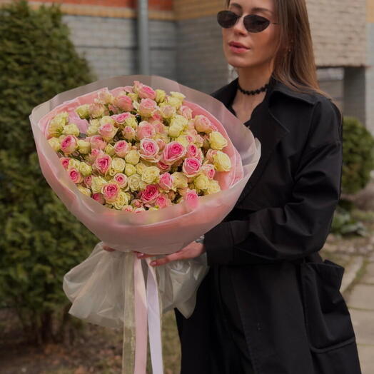 Букет из 25 розовых кустовых роз