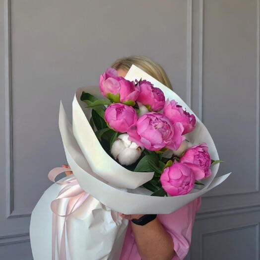 Крупные малиновые пионы 🌸🌸🌸
В стильной упаковке