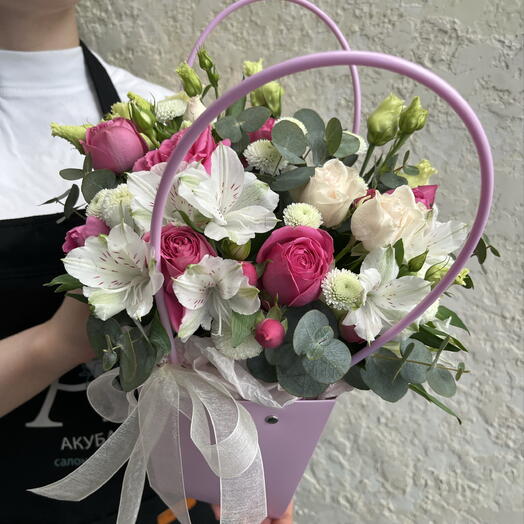 Композиция из живых цветов в коробке-сумочке «Яркий комплимент» с пионовидными розами и альстромериями