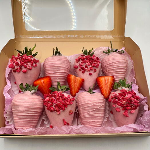 Клубника в нежном розовом шоколаде, идеально для подарка любимым🍓