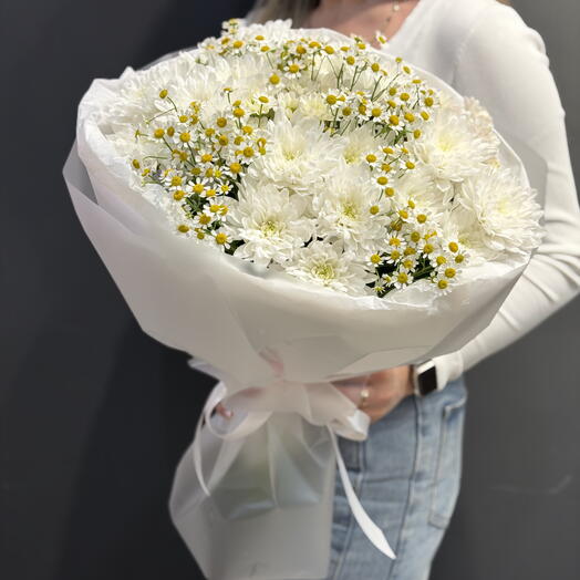 Объемный круглый букет с хризантемами и ромашками
