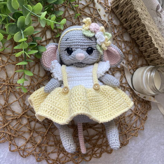 Вязаная игрушка мышка