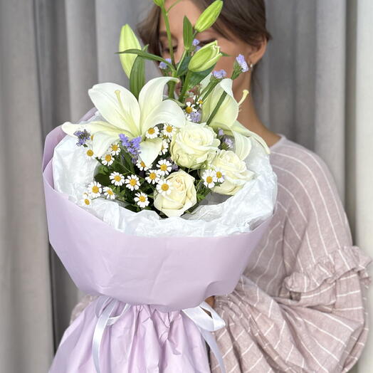 Комплиментарный букет из роз и лилии 💜