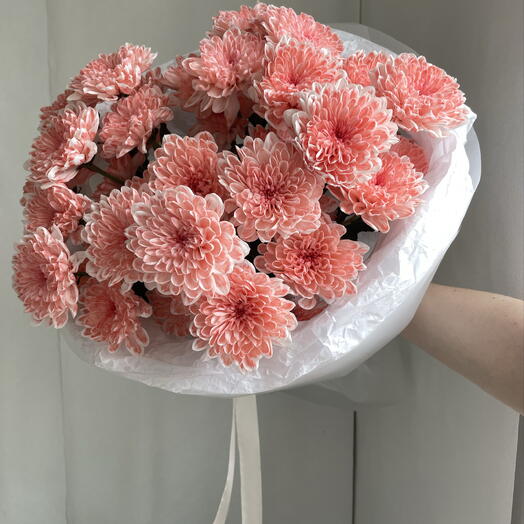 Букет из персиковых кустовых хризантем