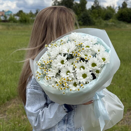 Букет "Ромашковое поле" из хризантем кустовых и танацетума