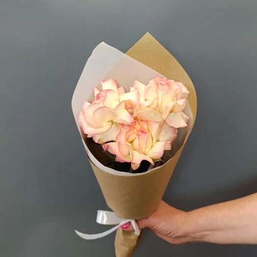 Букет из 3 французских трендовых роз джумилия в крафте 🌸