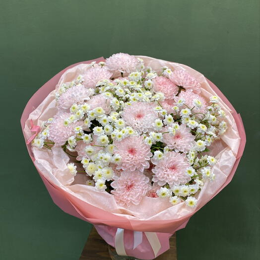 Букет с хризантемами и ромашками