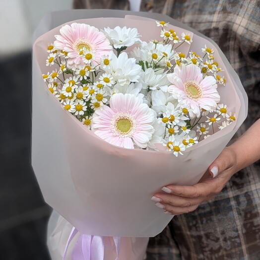 Полевой букет из ромашек, хризантем, гербер 🌸