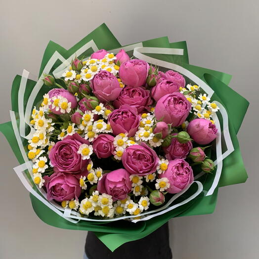 Букет с ромашкой и кустовой розой