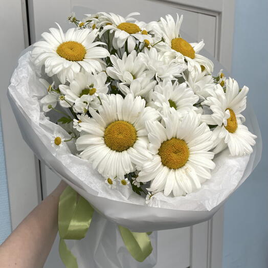 Букет из ромашек и хризантемы
