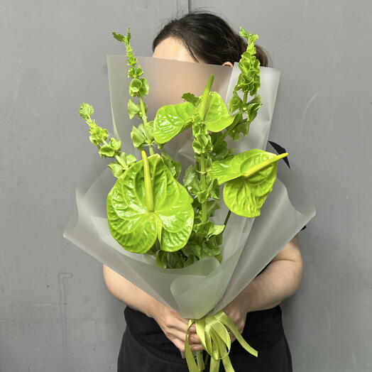 Букет с антуриумом и молюцелой. 💚