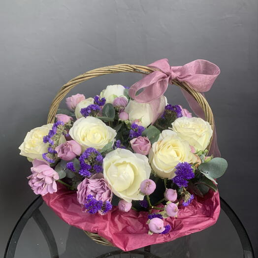 Корзина из роз, статицы и эвкалипта