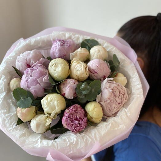 Букет пионов +подарок от Vivienne Sabo — румяна MACARON