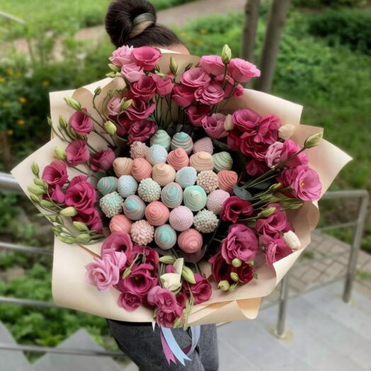Розовая эустома, клубника в шоколаде