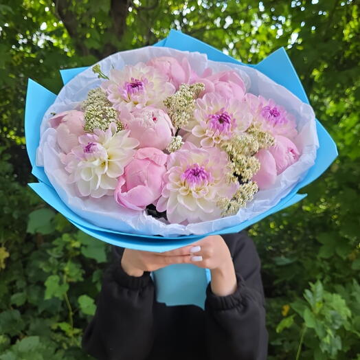Пионы и георгинами