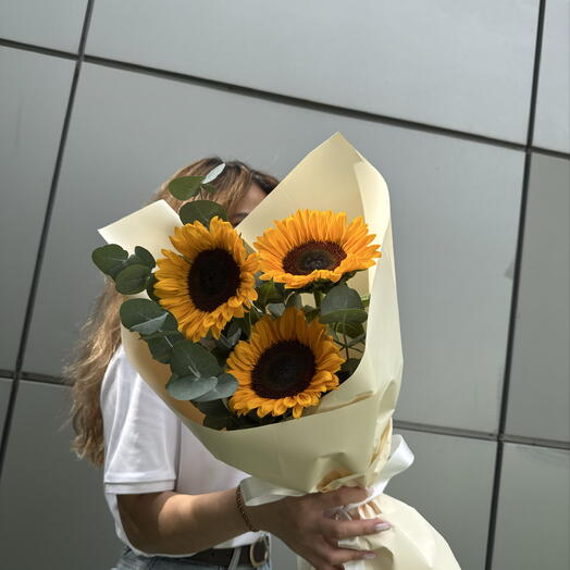 Букет из стойких подсолнухов с ароматным эвкалиптом 🌼