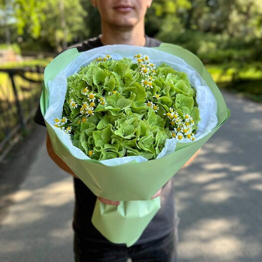 Летний букет из гортезий и ромашек