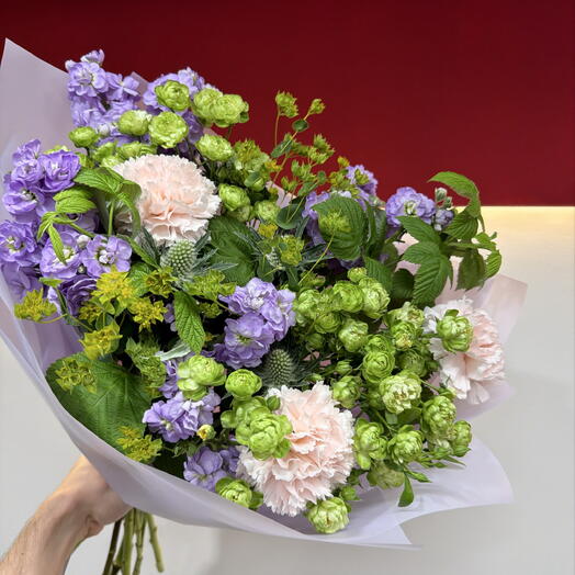 Ароматный букет из кустовой розы Вегги, эрингиума, маттиолы и диантусов