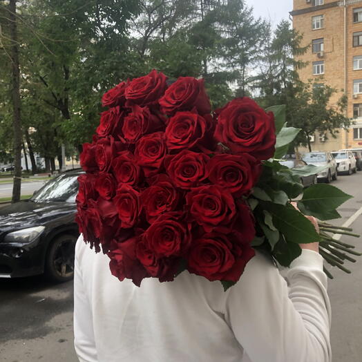 Монобукет из 25 высоких красных роз 70см