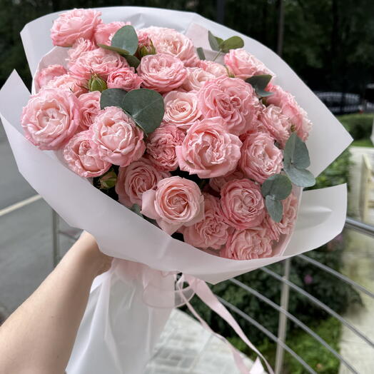 Нежный букет пионовидных , кустовых роз Бомбастик