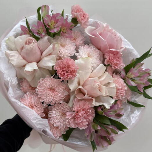 Букет французских роз, альстромерии, хризантемы и диантусов
