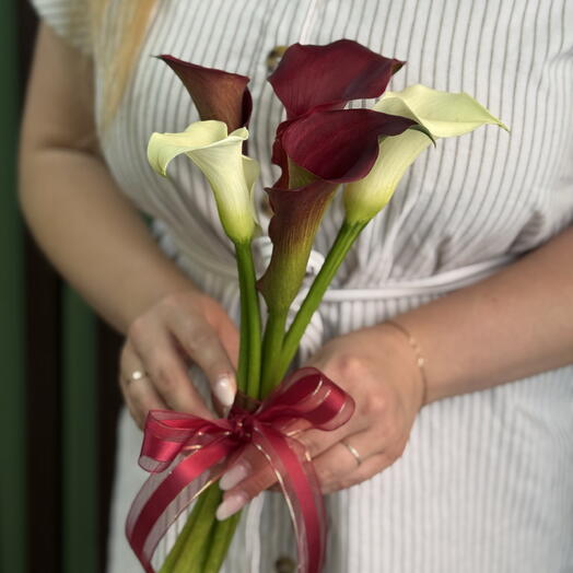 Букет из калл ( микс Бордо и белый сорт )