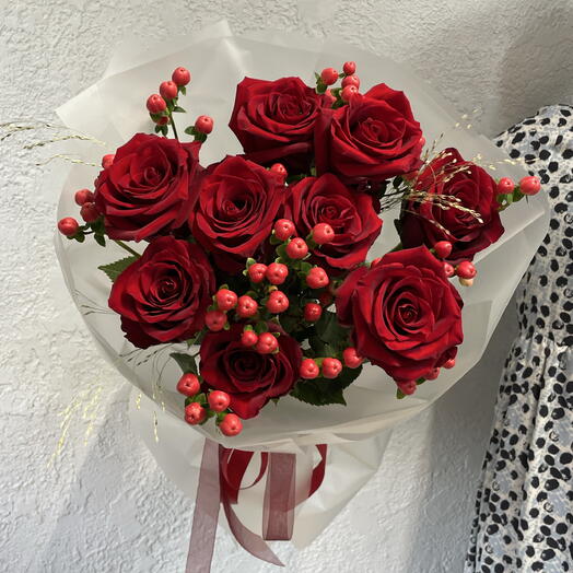 Букет из красных роз и красного гиперикума ️🌹