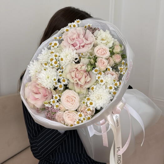 Букет с нежными французскими розами, хризантемой, эустомой и ромашкой 💘