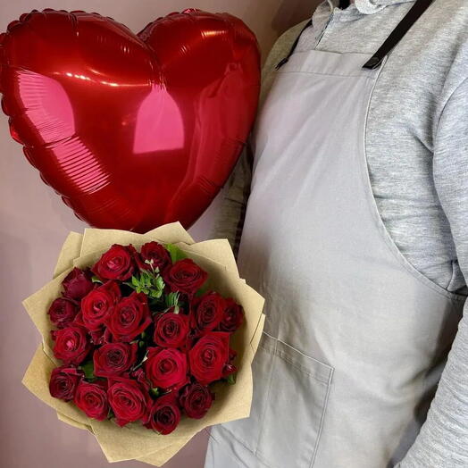 Букет из 19 бордовых роз +шар-сердце