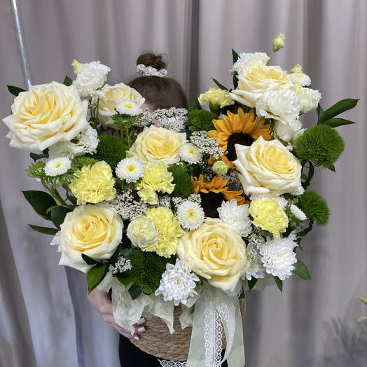 Корзина с подсолнухами