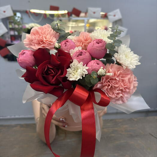 Нежная композиция с пионовидной и французской розой 🌸