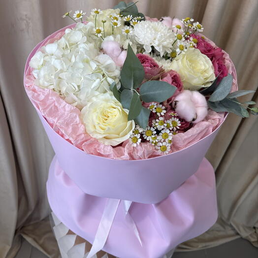 Букет с яркой кустовой розой, белой гортензией и матрикарией💝