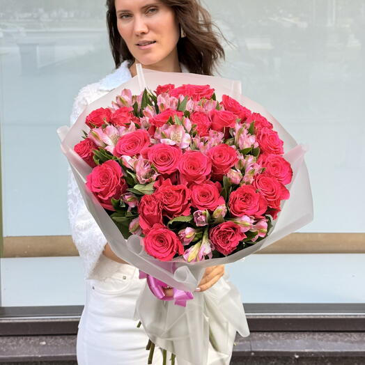 букет из ароматной розы пинк флойд с альстромерией + подарок от Vivienne Sabo — румяна MACARON